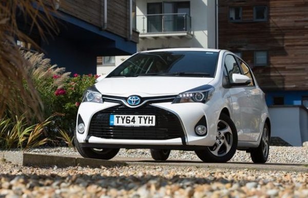 Yaris представлява комбинация от думи от гръцката митология и от немския език. „Charis” е символ, с който гърците са отбелязвали красотата и елегантността. В случая Toyota заменят „Ch” с „Ya”, което звучи като немската дума за „Да”, за да покажат очакваната реакция на европейците за стила на автомобила.
