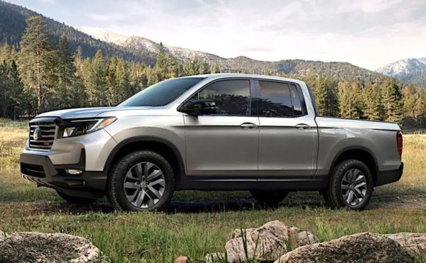 Пикапите съставляват много малка част от историята на Honda, но от първите години на XXI век компанията е проектирала, изработила и продала две поколения Ridgeline в Северна Америка.
Както обикновено се случва, вторият е по-голям от първия. Неговата дължина от 5339 мм е скромна за пикап, наличен в този регион, но е безпрецедентна за Honda.
