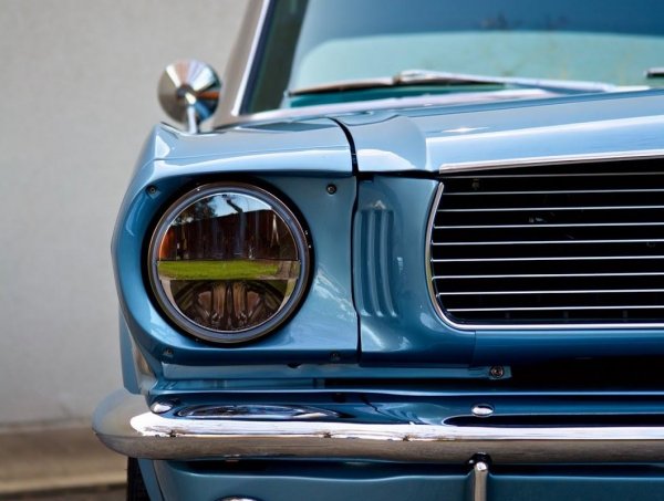 Реплика на оригиналния Ford Mustang, оборудвана със съвременни технологии 