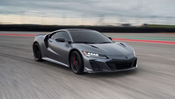 Honda NSX е доказателство, че V6 автомобил, който може да бъде равностоен и дори да засенчи конкуренцията си V8. Това, което наистина отличава тази кола, е нейното алуминиево монококово шаси, прецизно инженерство и забележително качество на изработката, което кара нейния конкурент сред суперавтомобилите от онова време - Ferrari 348 с V8, да се чувства застрашен.