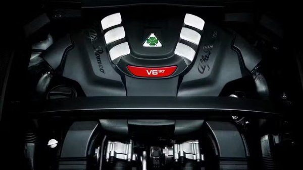 Част от причината за силата на двигателя е, че той е частично разработен от Ferrari, включващ дизайн, извлечен от F136 V8, който се среща в модели като 458 Italia и California, както и от предишното поколение Maserati GranTurismo. Той използва алуминий за блока и главите и генерира нотка на ауспуха при по-високи обороти, която напомня на звуците, издавани от Ferrari.