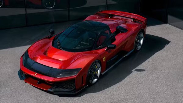 Ferrari F80 може да е наследник на икони на V8 и V12 като F40, Enzo и LaFerrari, но заменя работния обем за висока технология. Вместо голям двигател, компанията използва намален V6, съчетан с електрически двигатели, за да постигне производителност на ниво хиперавтомобил.