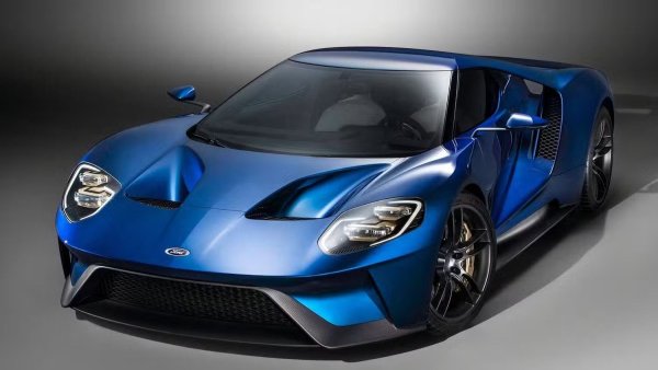 Ford искаше да се върне в &bdquo;24-те часа на Льо Ман&rsquo;&rsquo; навреме, за да отбележи 50-годишнината от историческия си финал през 1966 с GT40. Автомобилният производител обаче не искаше просто да се появи. Искаше да спечели. Ето защо той изготви най-новия GT - суперавтомобил, който всъщност беше облечен като шосейна кола. Специалната състезателна версия беше включена в клас GTE на Льо Ман за серийни автомобили и спечели през 2016.