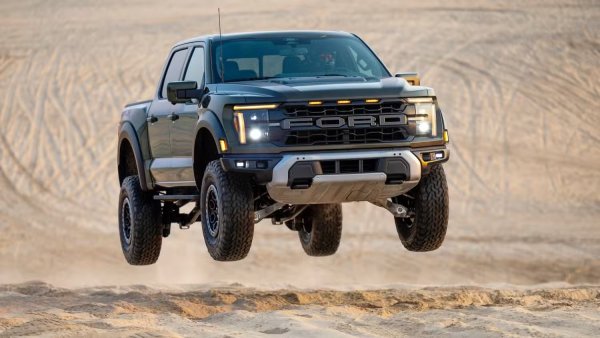 Когато Ford представи второто поколение F-150 Raptor, той направи изненадващ ход, като инсталира V6 вместо традиционния V8. За много почитатели на пикапите това решение беше против очакванията - феновете отдавна свързваха Raptor с ръмженето и грубата сила на V8. Изборът предизвика дебат, като някои поставиха под въпрос дали по-малък двигател може да осигури производителността и офроуд възможностите, които името Raptor обещаваше. 