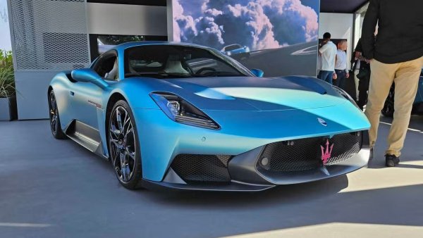 Преди пускането на MC20 по-рано това десетилетие, последният суперавтомобил на Maserati, MC12, се задвижваше от огромен V12 двигател, споделен с Ferrari Enzo. За разлика от него, MC20 получи V6, въпреки че идва с двойка турбокомпресори, за да помогне за увеличаване на мощността до подобни нива като MC12. Актуализирана версия на автомобила, наречена MCPura, беше представена по-рано тази година и спецификациите на двигателя &ndash; и следователно повечето от показателите за производителност &ndash; са почти същите. Или по-точно &ndash; 630 к.с.