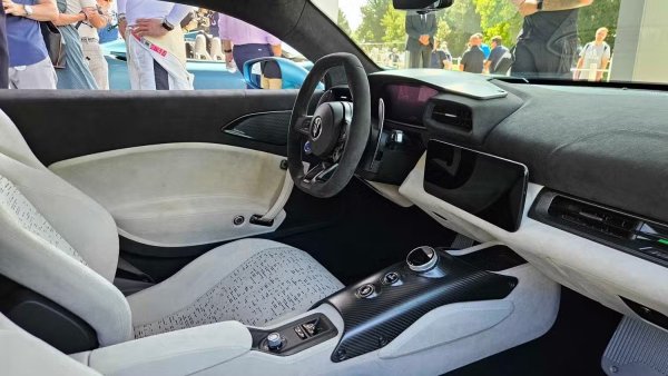 Maserati нарича своя V6 Nettuno - италианското име на Нептун, римския бог, чийто тризъбец формира логото на Maserati. Една от ключовите характеристики на двигателя е предкамерната система за изгаряне с двойни свещи &ndash; технология, която обикновено се среща във Формула 1 и се предлага за първи път в пътен автомобил в MC20. 

Предварителната камера се намира над основната горивна камера и се свързва с нея чрез специално проектирани отвори. Малко количество горивно-въздушна смес се запалва в предкамерата, изпращайки турбулентни струи през отворите, които запалват равномерно основната камера, подобрявайки горенето, ефективността и мощността.