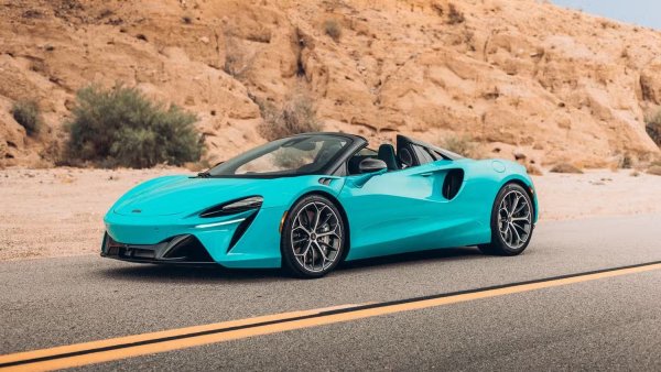 Само месеци след като Ferrari разкри своя 296 GTB, McLaren пусна Artura с много подобна настройка на задвижването. Задвижването е plug-in хибридна конфигурация с V6 двигател като компонент с вътрешно горене; Двигателят изпомпва 596 к.с. сам, докато електрическият мотор, притиснат между двигателя и трансмисията, добавя 94 к.с., с което общата мощност достига 690 к.с. Литиево-йонна батерия от 7,4 кВт/ч може да превози Artura до 35 км, преди V6 да се включи.