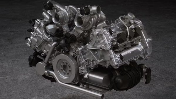 Пиковата мощност на Artura е малко по-ниска в сравнение с 818 к.с. на Ferrari 296 GTB, въпреки че McLaren може да се похвали с вана от въглеродни влакна, докато Ferrari се придържа към алуминиева конструкция. Използването на карбон гарантира липса на загуба на твърдост за версията Artura Spider с отворен покрив. Дори данните за ускорението и максималната скорост са споделени и в двата варианта.