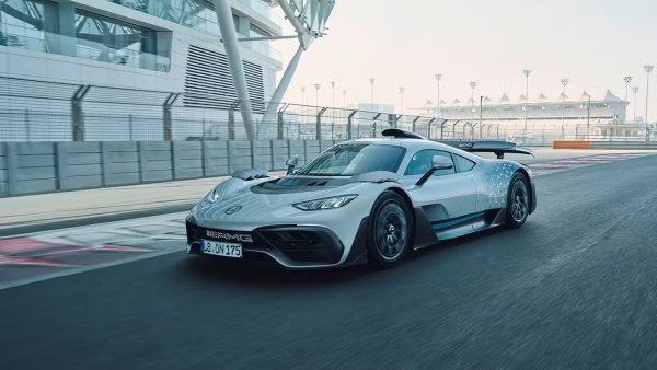 Върхът на моторните спортове, Формула 1, използва V6 хибридни задвижвания от 2014 насам, а Mercedes-AMG - един от водещите отбори в спорта, приложи част от тази технология в своя хиперавтомобил One, пуснат на пазара през 2022. AMG не просто черпи вдъхновение от технологията на F1, като включва компоненти, взети директно от неговите спечелили шампионата състезателни автомобили. Сред тях е 1.6-литровият V6 с турбокомпресор, който помогна на Люис Хамилтън да спечели множество световни титли (и на Нико Розберг за една).