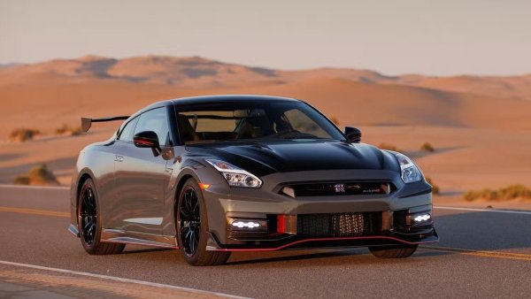 R35 Nissan GT-R остава в производство в продължение на удивителните 18 години &ndash; цяла вечност от гледна точка на автомобилите. И все пак дори след почти две десетилетия, представянето му все още може да смири съвременните суперавтомобили. Тайната се крие в сърцето му &ndash; 3,8-литров V6 с двойно турбо, разработен специално за GT-R. 

Всеки агрегат е ръчно изработен от един от елитните майстори на Nissan &ndash; Такуми, а силата на двигателя го превърна в легенда сред тунерите, които рутинно го напомпват над 1000 к.с. без проблеми.
