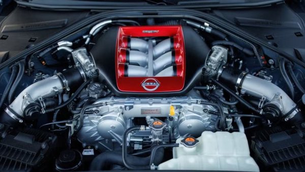 Когато R35 стартира в края на 2007, неговият V6 му помогна да прави обиколки по-бързо от Porsche 911 Turbo. Така GT-R б се превърна в убиец на суперколи или колата, за които мнозина мечтаеха.

Интересното е, че главният инженер Казутоши Мизуно искаше V6 за по-ранния R34 Skyline GT-R, знаейки, че по-късата му дължина ще позволи по-добър баланс на предницата. Бюджетните ограничения принудиха Nissan да се придържа към доказания 2,6-литров редови 6-цилиндров двигател с двоен турбокомпресор от предишните R32 и R33 GT-R, но R35 най-накрая реализира визията на Мизуно.
