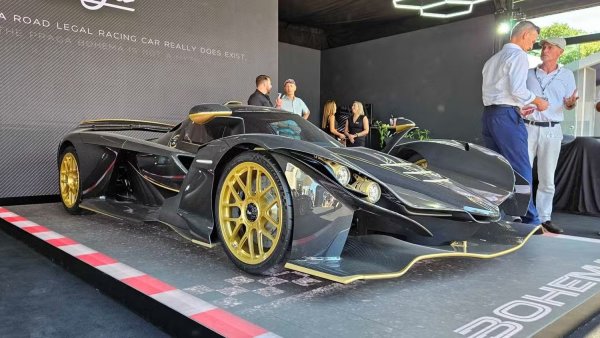 Чешкият производител на състезателни автомобили Praga навлезе на арената на хиперавтомобилите преди няколко години с представянето на Bohema - екстремна машина, фокусирана върху пистата, проектирана да бъде напълно разрешена за движение по пътищата. Името му отдава почит на 115-годишното чешко наследство на Praga, а Bohema е разработена изцяло от нулата. Въпреки че колата е свежо творение, двигателят му е базиран на ръчно изработения агрегат от Nissan GT-R.

Въпреки това, вместо да използва стандартен GT-R мотор, Praga си партнира с британската Litchfield Engineering, за да извлече допълнителни 100 конски сили над огромната мощност на GT-R Nismo.
