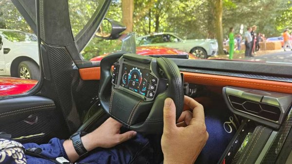 Цифрите за мощност на Bohema може да изглеждат скромни по стандартите на хиперавтомобилите, лекото тегло на колата &ndash; само 982 кг с всички течности с изключение на горивото, компенсира това. И не е изненадващо, че производителността е изключителна. 

С бившия състезател и бивш Стиг Бен Колинс зад волана, Bohema завърши легендарната тестова писта Top Gear само за 1:09.8. Забележително е, че  това е само една десета от секундата по-бавно от Aston Martin Valkyrie, чийто Cosworth V12 произвежда 500 к.с. повече.
