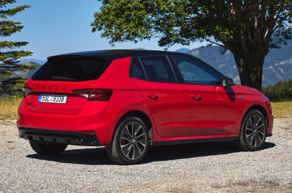 Автомобилът е с черен покрив, като корпусите на огледалата, надписите и решетката на радиатора са в същия цвят. Вътре има черна тапицерия, червен декор, седалки със странична опора, волан, изрязан отдолу, вложки от вълеродни нишки на предния панел и облицовка от неръждаема стомана на педалите.