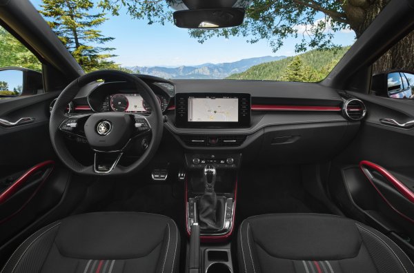 Под капака може да  да бъде поставен всеки от двигателите, налични за модела, с изключение на най-слабия с 65 к.с.  Купувачите могат да избират между атмосферен мотор с 80 к.с. и обем 1,0 литър, турбодвигател със същия обем, развиващ 95 или 110 к.с., както и  1,5-литров с турбо и 150 к.с. Скоростите кутии са 5- и 6-степенна механична или 7-степенна роботизирана DSG.