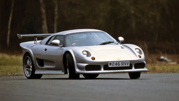 Колите на Лий Ноубъл винаги са блестели с управляемост и ниско тегло. Марката използваше по отличен начин 2,5- и 3-литровите V6 двигатели на Ford. Noble обаче монтира двойни турбокомпресори, за да стигне от 310 до 425 к.с.  Най-мощният M400 развиваше скорост 298 км/ч и ускорение от 0-100 км в час само за 3,5 секунди.
Когато Noble искаше да скочи още нагоре със своя M600, двигателите на Ford отстъпиха място на Volvo V8 (с две турбини) с 4,4-литров капацитет и 650 к.с.