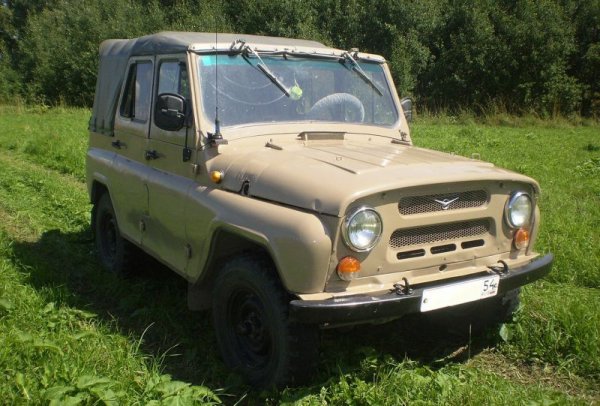 Това е "цивилната" версия на армейския УАЗ-469, наричана в началото и УАЗ-469 Б. Тя е с доста по-опростена конструкция и без предстартово подгряване на двигателя. Произвежда се от 1972. 
