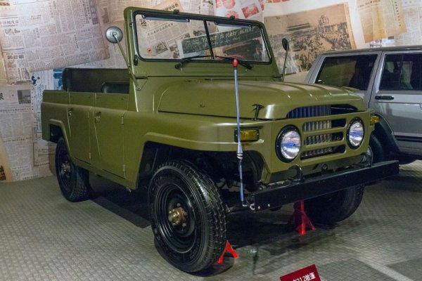 Китайска версия на УАЗ-469, но с някои елементи от по-стария ГАЗ-69 (двигателят и окачването са от УАЗ, рамата и скоростната кутия - от ГАЗ). За някои от компонентите китайците са платили лиценз. Произвежда се цели 40 години - от 1965 до 2005. 
