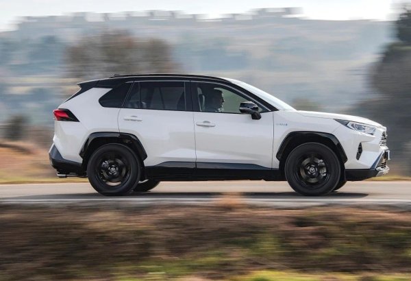 Toyota RAV4 е най-продаваният нов автомобил в света през 2024. И един от най-здравите. В този случай, както и в други хибриди на японската марка, проблемите най-често са причинени от разредена 12-волтова батерия, с която повечето собственици могат да се справят просто с помощта на бустер. По-голямата част от дефектите са отстранени за по-малко от ден.