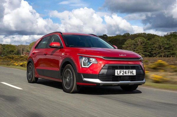 Ако Kia Niro определено е с класически двигател с вътрешно горене. В техния случай само 6 процента от шофьорите си спомнят някакви проблеми. За сравнение, в Kia Niro Electric процентите вече са 30. Повечето от оплакванията се отнасят до работата на спирачната система и общата електроника. Малката Kia обаче се оказва трудна за диагностициране, тъй като в 80% от случаите оторизираните сервизни центрове се нуждаят от повече от седмица, за да отстранят дефекта.