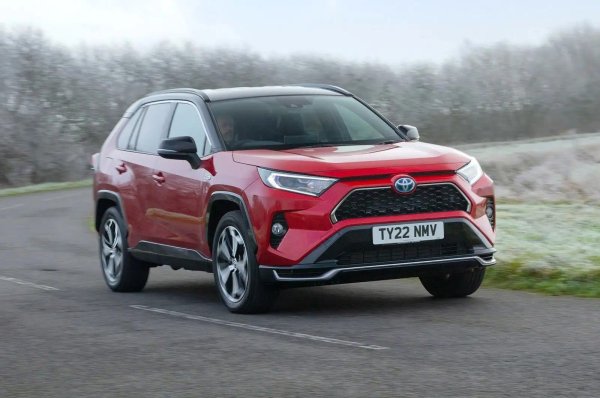 Влезте и шофирайте &ndash; при това съвсем буквално, защото сред малкото собственици, които съобщават за проблеми с plug-in версията на Toyota RAV4, 6 процента от коментарите се отнасят до работата на информационно-развлекателната система, а 3 процента &ndash; за 12-волтови батерии, които не обичат по-дълъг престой. 

Като се има предвид, че автомобилът се появи на пазара през 2020 г. (по това време това беше отделен модел RAV4 Prime, предлаган на избрани пазари - оттук и отделната класификация в списъка), plug-in хибридът на Toyota може да се счита за истински победител в британската класация.
