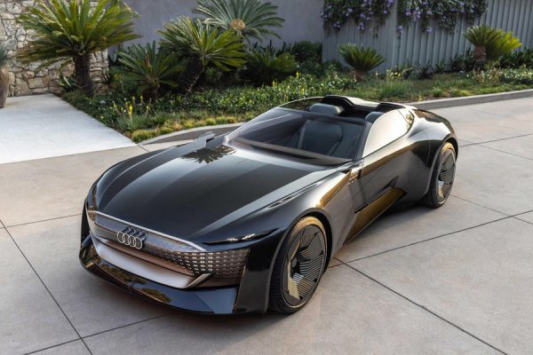 Присъстващите на Седмицата на автомобилите в Монтерей бяха първите, които видяха променящия формата си концептуален модел на Audi. Електрическият роудстър с автономно движение Skysphere е първата от трите концепции на германската марка, които ще бъдат показани в близко време. Големият кабриолет с две врати разполага със система за автономно движение от четвърто ниво, като се задвижва с електромотор на задната ок, развиващ 632 к.с. Ускорението от 0 до 100 км/ч отнема 4,0 секунди