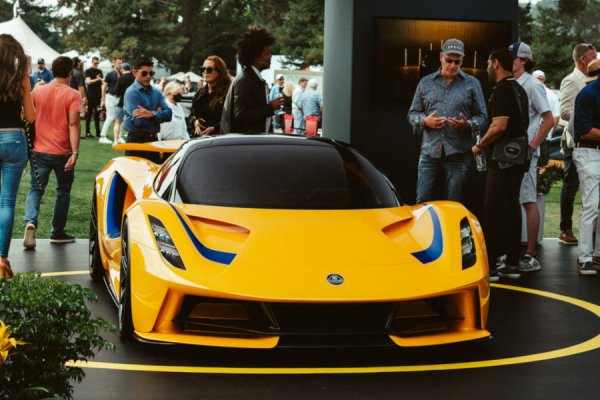 Британската хиреркола беше представен в нови цветове, с които отдава почит на легендата от Формула 1 - Айртон Сена. Яркожълтата боя със сини акценти е вдъхновена от болида Type 99T от 1987 година, който Сена кара до победата си за Голямата награда на Детройт същата година. Развиваща 2000 к.с. Evija е първата електрическа кола на Lotus, като тя беше изложена редом с Lotus Emira и вдъхновения от Lotus модел Radford Type 62-2.