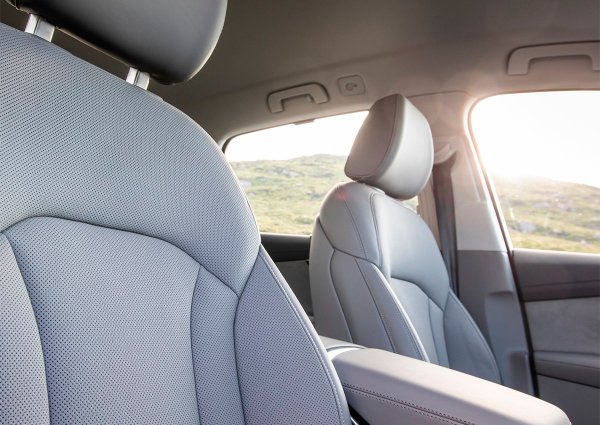 Всъдеходът ще може да бъде поръчан в няколко различни варианта на интериора, но по-важното е, че големите размери ще позволят в салона да бъдат разположени 7 пълноценни седалки. Най-луксозният вариант обаче предвижда на втория ред да бъдат поставени 2 самостоятелни кресла.