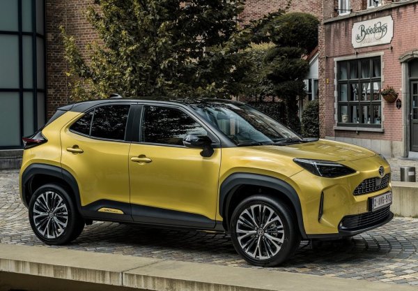 Повечето оферти се отнасят до модели с хибридно задвижване и тези коли обикновено са по-скъпи, като 3-4-годишни автомобили се продават за 20 000 евро. Някои екземпляри имат пробег от 150 000 км, но ако търсите кола на по-малко километри, ще трябва да платите дори повече.

На другата страна на скалата са Yaris Cross в спортни GR Sport версии и 4x4 варианти, които, въпреки годината на производство 2023/2024, могат да струват около 25 000 и дори 30 000 евро, ако са с пробег от около 10 000 км.
