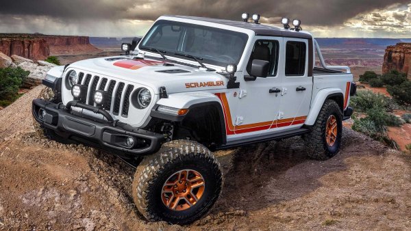 Очакваше се, че Jeep ще нарече новия си сериен пикап Scrambler, тъй като през 80-те години на миналия век така се казваше последният сериен пикап на марката, базиран на CJ-7. В крайна сметка обаче Jeep Scrambler се оказа нов концепт. Автомобилът е оформен като CJ-7, използвайки декоративни ивици на цветовете Punk'N Metallic Orange и Nacho върху бялата каросерия. Джантите са 17-инчови, а гумите - 37-инчови.
