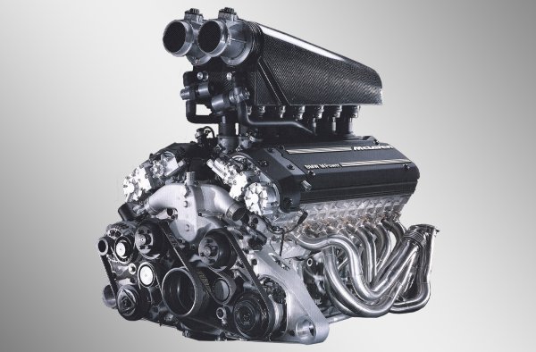 McLaren F1 е икона и част от това, което го прави толкова емблематичен е неговият V12 двигател &ndash; направен не от McLaren, а по-скоро от BMW. С кодово име S70/2, двигателят споделя само основното си оформление и някои размери с S70 V12 на BMW, който присъства в оригиналната 8-Series. Той успява да произведе 618 к.с. без нужда от принудителна индукция, което е впечатляващо дори и днес, но беше почти немислимо в началото на 90-те години, когато беше пуснат F1.

Двигателят също така разполага със смазване със сух картер, индивидуални корпуси на дросела и олекотена конструкция, а към него се присъединява и характерната за F1 топлинна защита от златно фолио в двигателния отсек. Въпреки че F1 беше единственият получател на двигателя, BMW проучи потенциала за използването му в други превозни средства, включително оригиналната 8-Series, второто поколение M5 и дори оригиналния X5. BMW създава единични прототипи, оборудвани с V12, като прототипът X5 &ndash; наречен X5 Le Mans, включва състезателна версия на двигателя със 700 к.с.