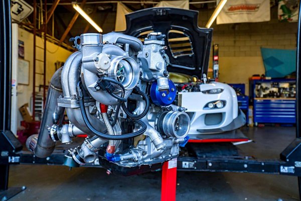 Mazda не е изобретила роторния двигател, но това е компанията, която залага на тази конструкция повече от всеки друг автомобилен производител в историята. Издръжливи и компактни, но пословично неефективни (както и гладни за масло), различни версии на роторния двигател задвижват автомобилите на Mazda повече от половин век. Но тази здрава класическа технология няма да свърши работа в свят на непрекъснато нарастващ контрол на емисиите, поради което единственият роторен мотоп на Mazda в момента служи като удължител на пробега за компактен електрически кросоувър.

В миналото имаше впечатляващи двигатели като 13B с два ротора, който се предлага на няколко поколения спортни автомобили RX на Mazda и беше известен със способността си да доставя огромни конски сили, когато попадне в ръцете на тунинг експерти. Тази черта, съчетана с издръжливостта на двигателя &ndash; благодарение на липсата на движещи се части в сравнение с буталните двигатели, направи 13B популярен сред драг състезателите. Еволюцията на двигателя също доказа неговата гъвкавост, като Mazda добави функции като турбокомпресор и впръскване на гориво.