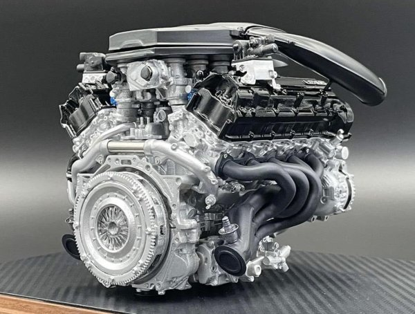 В средата на 2000-те години Lexus, под ръководството на любителя на спортните автомобили на Toyota - Акио Тойода, който беше изпълнителен вицепрезидент на Toyota по това време, се зае да изгради своя спортна кола с най-висока производителност. Резултатът е LFA, чийто V10 двигател дори днес е до голяма степен несравним, когато става въпрос за отзивчивост, звук и цялостно вълнение.

Известен като 1LR-GUE, двигателят е разработен в партньорство с Yamaha, чийто опит с музикални инструменти е използван за специализирана изпускателна система, която позволява на двигателя да звучи почти като болид от Формула 1. Той също така разполага с титаниеви клапани, свързващи пръти и изпускателен колектор, плюс алуминиеви бутала и система за смазване със сух картер, които му помагат да развие обороти до 9000 об/мин.