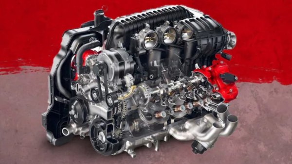 Най-мощният атмосферен V8 двигател, монтиран на сериен автомобил, не се намира в италианска суперкола или много мощен германски седан, а в скромния Corvette, макар и в топ.версия Z06 на сегашното поколение C8. Наричан LT6, двигателят се отличава с впечатляваща инженеринг, включително смазване със сух картер, колянов вал с плоска равнина и титаниеви всмукателни клапани.

Моторът също така се възползва от резонанса на Хелмхолц - явление, открито през 1800 г. от германския физик Херман фон Хелмхолц, при което въздухът, вибриращ в затворена камера при налягане малко над атмосферното, създава специфични честоти въз основа на размерите на камерата. Всмукателната система на Z06 използва това явление, за да увеличи обемната ефективност и да помогне на двигателя да осигури почти плоска крива на въртящия момент.
