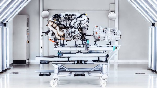 Новият V16 на Bugatti със сигурност е екстремен, но двигателят, който заменя, беше не по-малко див. Това беше 8,0-литров W16 с четири турбокомпресора - конфигурация, при която два V8 бяха разположени един до друг и споделяха общ колянов вал. Той задвижва както Veyron, така и Chiron, както и всички специални модели, създадени от техните платформи &ndash; включително Mistral Roadster, който е последното му приложение.

Идеята зад двигателя идва от бившия главен изпълнителен директор на Volkswagen Group Фердинанд Пиех, който първоначално иска двигател W18 с три групи редови 6-цилиндрови двигатели в общ блок. По-късно той се задоволява с двойка V8, но все пак принуждава инженерите да гарантират, че двигателят може да осигури пик от 1001 к.с.

