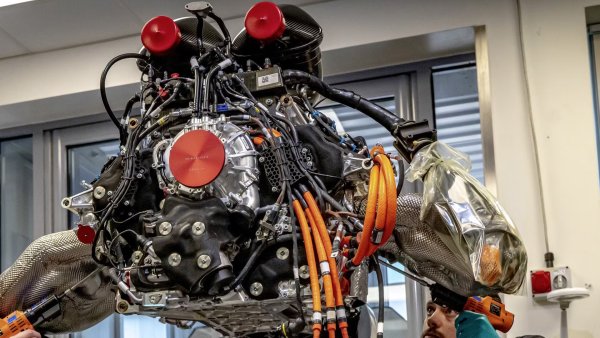 Модели - Mercedes-Benz AMG One

Двигатели - Турбо 1,6-литров V6 хибрид

Мощност - 1048 к.с.

Въртящ момент - 1300 к.с.

Години на производство - 2022-2024
