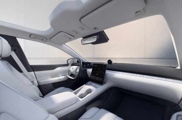 Nio произвежда само електрически автомобили, така че търсенето на генератор с двигател с вътрешно горене под капака на ET7 е безсмислено. Има два двигателя с пикова мощност 653 к.с. Ускорението от 0 до 100 км/ч отнема 3,8 секунди.