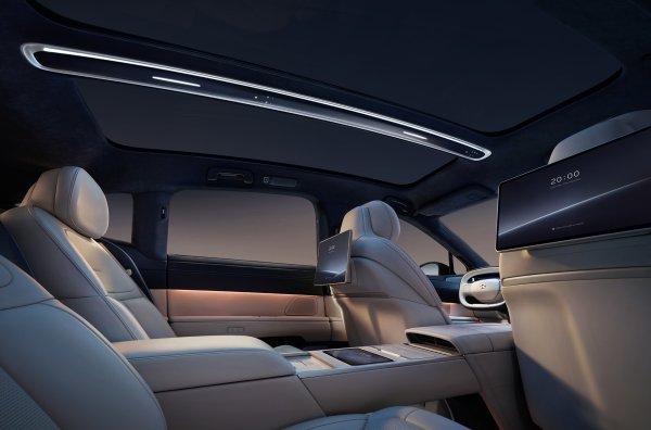 Например &bdquo;сухопътният бизнес джет&ldquo; с четири врати от Nio е странна симбиоза на лифтбек и кросоувър. В същото време това е огромен &bdquo;мутирал&ldquo; седан с дължина 5325 мм.