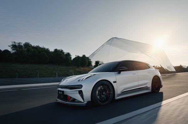 Това е екстремната вариация FR (Future Road) на стандартния Shooting Brake. Ако обикновеният 001 е с два електромотора (до 789 к.с.), то тази версии е с четири и 1265 к.с. Динамиката е забележителна &ndash; от 0 до 100 км/ч за 2,02 секунди, до 200 км/ч за 6,29 секунди. Образът се допълва идеално от окачването на KW с множество настройки и възможност за промяна на клиренса в рамките на 35 мм, както и карбоново-керамичните спирачки Brembo.