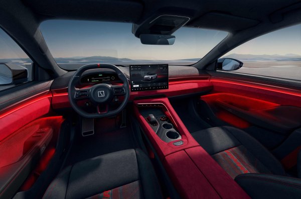 Със сигурност китайците можеха да произвеждат масово Zeekr 001 FR, но за тях беше по-важно да запазят изключителния статут на автомобила. Следователно месечно се произвеждат максимум 99 броя. Между другото, първата месечна партида беше разпродадена в рамките на 15 секунди след получаване на поръчките.