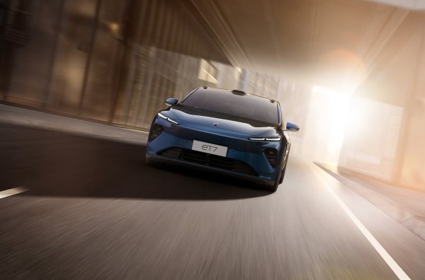 Седанът с елегантен силует, подобен на купе, изглежда наистина страхотно, като предлага и впечатляващи характеристики. Електрическа кола с полутвърдотелна батерия от 150 kWh измина над хиляда километра без презареждане по маршрутите Шанхай-Ксиамен, Пекин-Хефей и Кунмин-Жандзян. В допълнение към новия тип батерия Nio е оборудван с традиционни литиево-йонни батерии от 75 или 100 kWh, като в този случай по паспортни данни може да измине най-добре 675 км.