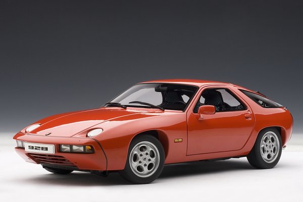 Освен ако не се опитват да изглеждат като издръжливи офроуд-машини, модерните автомобили винаги разполагат с гладки брони, които са в същия цвят и не нарушават линиите на на каросерията. Това е стилистична тенденция, която индустрията възприе в средата на 90-те години на миналия век и незабавно накара всичко, създадено по-рано, да изглежда остаряло. 

Моделът 928 на Porsche обаче демонстрираше същия трик от 1978 г., същото може да се каже за Corvette от 1973 г. и дори за бронята Endura на Pontiac GTO, която се появи още през есента на 1967 г. 