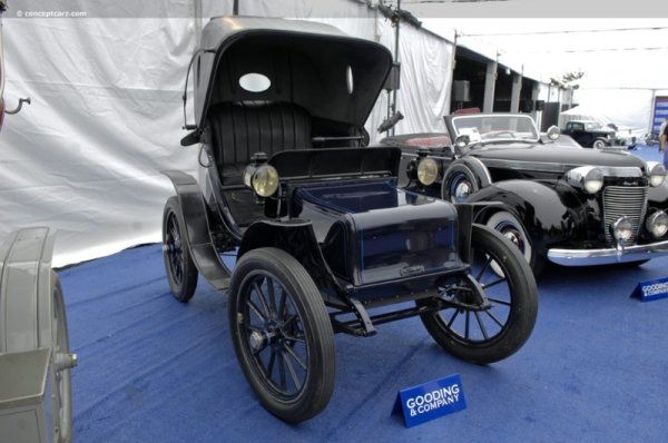 С наближаването на 2030 г. двигателите с вътрешно горене отстъпват на по-чисти и по-тихи електрически алтернативи. Подобна война се е водила в края на 1890-те и началото на 1900-те и тогава електричеството беше принудено да се подчини. Ранните бензинови коли бяха шумни, вонящи, опасни, по-сложни за стартиране и шофиране и изискваха повече ремонти. Но те също бяха по-леки, по-евтини и батериите (оловно-киселинни в онези дни) в алтернативите на EV не можеха да съхраняват много енергия спрямо теглото, което добавиха. 

Звучи ли ви познато? Въвеждането на електрически стартер беше голям тласък за автомобилите с вътрешно горене, но Едуин Блек пише в книгата си “Internal Combustion”, че петролните интереси са помогнали да се прекрати развитието на електрическите автомобили. Въпреки това, през 2022 г., с подобряването на технологията на батериите и опасенията за климата, електрическите преводни средства се завръщат, макар и 100 години по-късно.