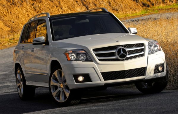 Среден процент проблеми: 18.8%
Среден пробег: 146 000 км
Компактният GLK (X204) дебютира през 2008 и остана на пазара до 2015, след което второто поколение бе прекръстено на GLC. Удобен и надежден модел, при който трябва да се внимава със 7-степенния автоматик, с водната помпа на версията 220 CDI и с обтегачите на ангренажната верига, за които имаше и специална сервизна акция. 
