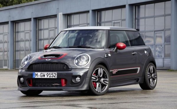 Среден процент проблеми: 17.5%
Среден пробег: 103 000 км
Тук говорим за финалните години на второто поколение (R56/57). Проблемите идват най-вече от 1.6-литровия бензинов мотор Prince, разработен съвместно с Peugeot, както и от различни електрически компоненти (радио, вътрешно осветление и пр.). Имаше и сервизна акция заради дефектна водна помпа. 
