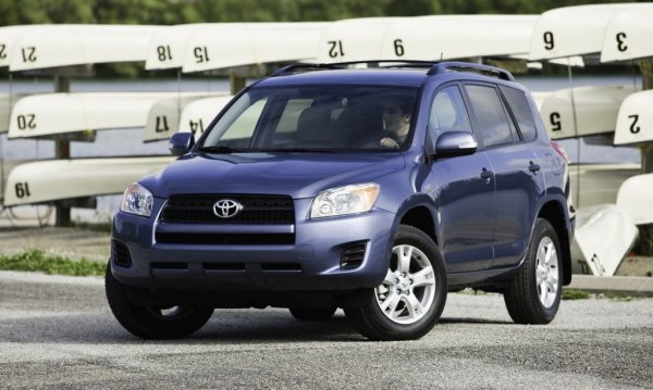 Среден процент проблеми: 16.6%
Среден пробег: 129 000 км
Третото поколение (XA30, 2006-2015) се представя стабилно в по-високите възрастови категории. От всички основни елементи като проблемен се сочат единствено спирачките. TUV предупреждава, че ръчната скоростна кутия понякога не издържа на натоварването при теглене на ремарке. 