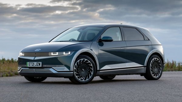 Ioniq 5 ползва същата платформа и батерия като Ioniq 6, но се представя по-скромно заради една-единствена причина - дизайна си. Толкова по въпроса погаждат ли се SUV автомобилите и екологията. Тези 673 мили са измерени при варианта с два електромотора. 
