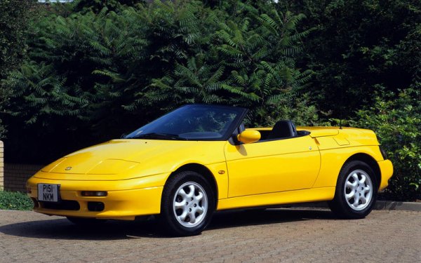 Самочувствието на корейската марка постепенно започна да расте и тя реши, че е готова да направи модел, който да се разположи на върха на гамата. За целта от компанията се свързаха с Lotus, като предложиха проект за съвместната направата на спортен автомобил. На външен вид той почти повтаря Lotus Elan, но разликата е в двигателя. Купето на Kia се задвижва от 1,8-литровия бензинов двигател със 151 к.с. от модела  Sephia. Произведени са едва 1000 бройки от този автомобил, като повечето са продадени в Южна Корея.
