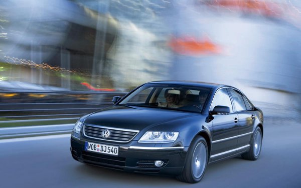 Volkswagen е народен автомобил по дефиниция, но немската компания реши да се опита да се пребори с BMW, Mercedes-Benz и собственото си подразделение Audi, като пусна на пазара Phaeton. Построен на платформа на Bentley във фабрика за стъклени стени в Дрезден, този модел предлагаше лукс, мощни двигатели и висока цена. Проблемът му обаче беше в емблемата и единствено приличните продажби на китайския пазар са причината Phaeton да оцелее до 2016 г.
