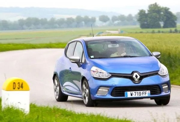 След 7 поредни години на свиване, най-после европейският пазар отчита 5% ръст. Volkswagen Golf е номер 1 през всеки от 12-те месеца и завършва годината с 520 000 продажби. Челната петица се допълва от Fiesta, Clio, Polo и Corsa. 
Същото класиране се запазва и през 2015. 
През 2016 хегемонията на Golf продължава и той записва 81 последователни месеца като най-продаван модел в Европа (от март 2010). Renault Clio (на снимката) се изкачва на второ място, трети е VW Polo. 
